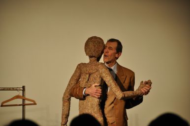 Michael Grunert mit "Schlachter-Tango" im Burgsaal der Wewelsburg